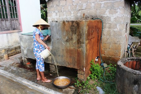 Bao lâu nay người dân địa phương vẫn sử dụng nguồn nước bị nhiễm phèn nặng để sinh hoạt